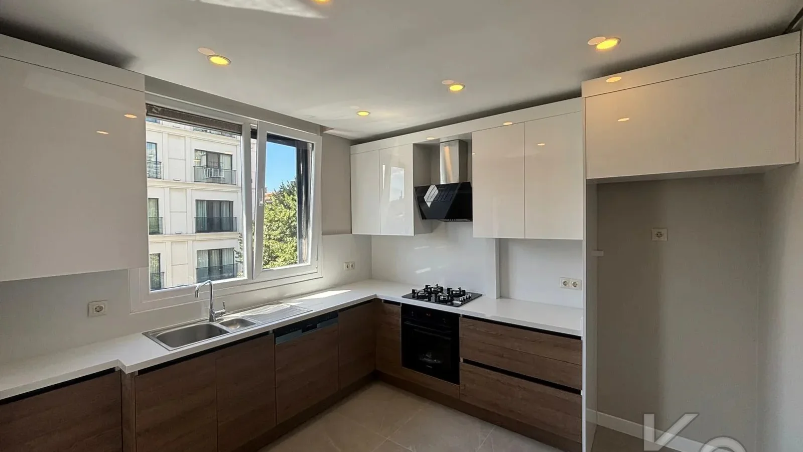 Laci̇vert Cadde Bostancı Sahi̇l Ebeveynli̇ Balkonlu 2018 Yapımı 110m²