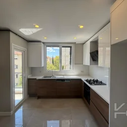 Laci̇vert Cadde Bostancı Sahi̇l Ebeveynli̇ Balkonlu 2018 Yapımı 110m²