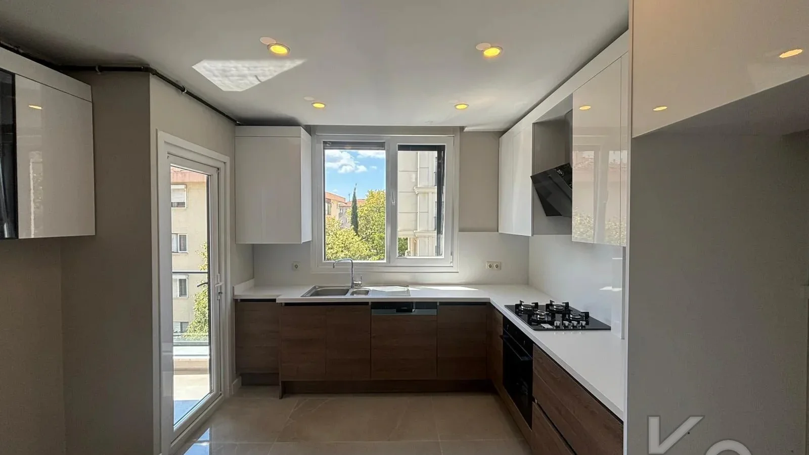 Laci̇vert Cadde Bostancı Sahi̇l Ebeveynli̇ Balkonlu 2018 Yapımı 110m²