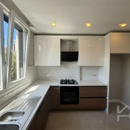 Laci̇vert Cadde Bostancı Sahi̇l Ebeveynli̇ Balkonlu 2018 Yapımı 110m²
