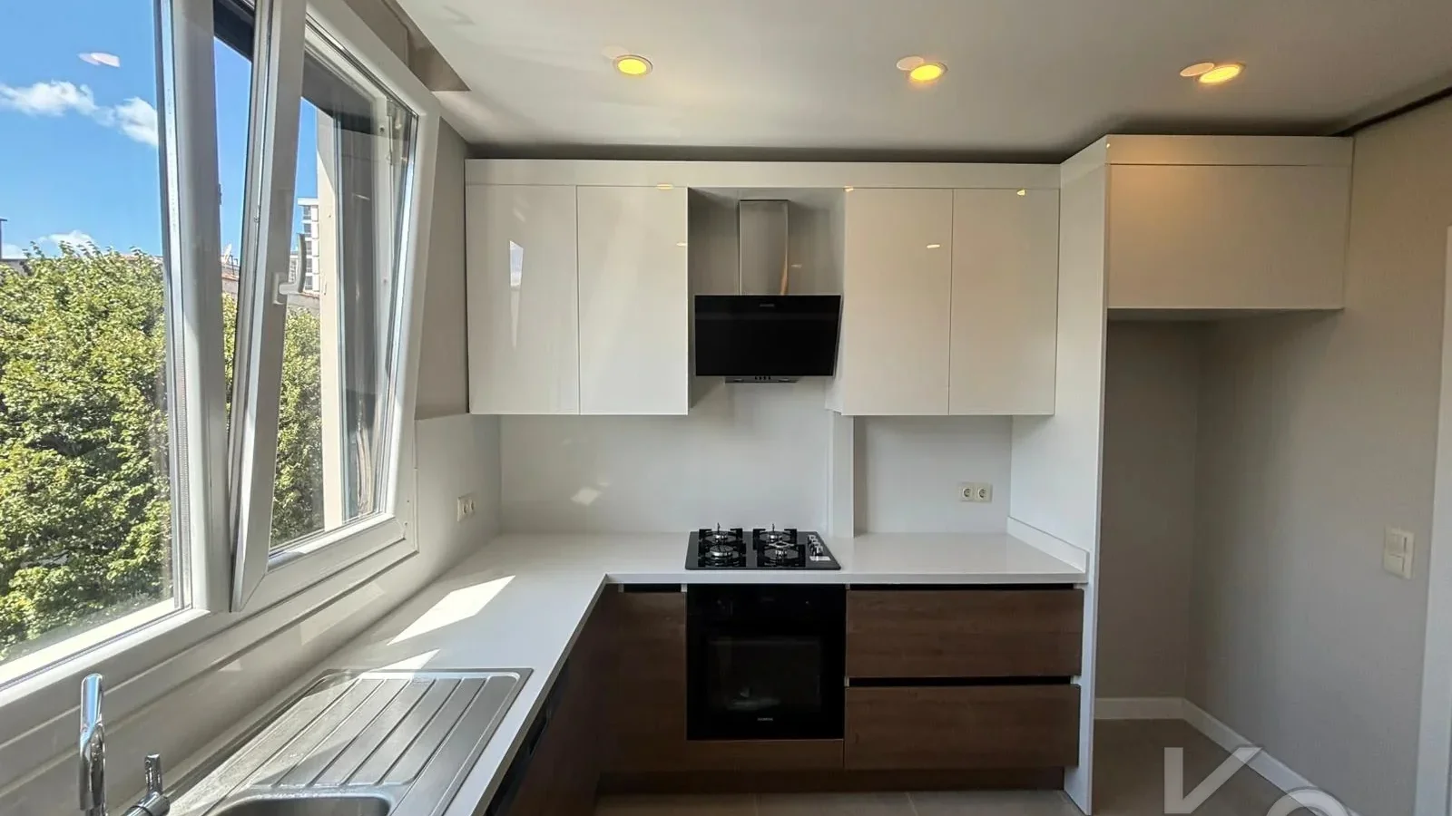 Laci̇vert Cadde Bostancı Sahi̇l Ebeveynli̇ Balkonlu 2018 Yapımı 110m²