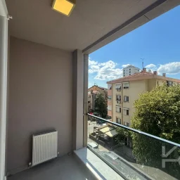Laci̇vert Cadde Bostancı Sahi̇l Ebeveynli̇ Balkonlu 2018 Yapımı 110m²