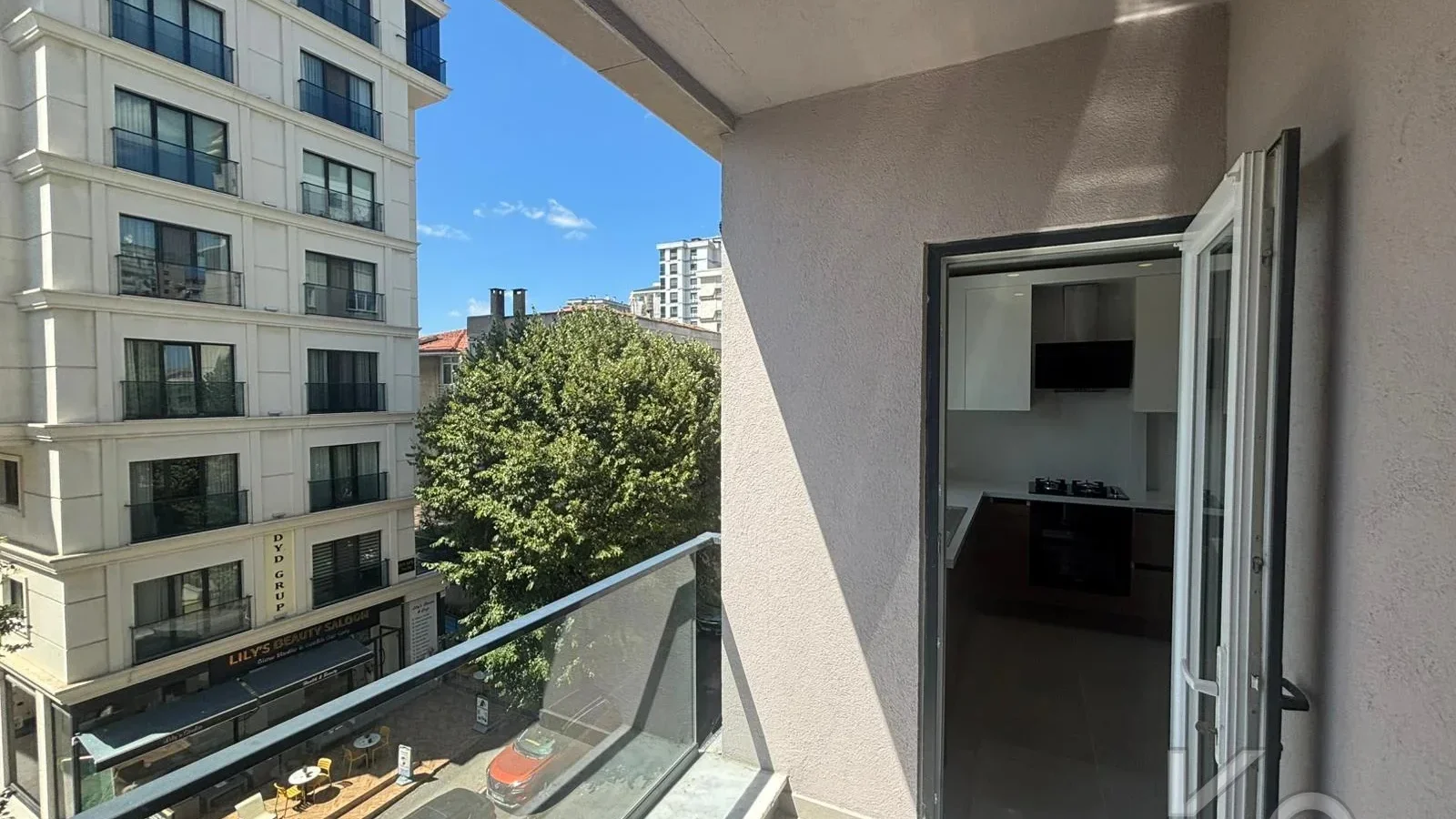 Laci̇vert Cadde Bostancı Sahi̇l Ebeveynli̇ Balkonlu 2018 Yapımı 110m²