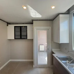 Laci̇vert Cadde Bostancı Sahi̇l Ebeveynli̇ Balkonlu 2018 Yapımı 110m²
