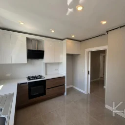 Laci̇vert Cadde Bostancı Sahi̇l Ebeveynli̇ Balkonlu 2018 Yapımı 110m²