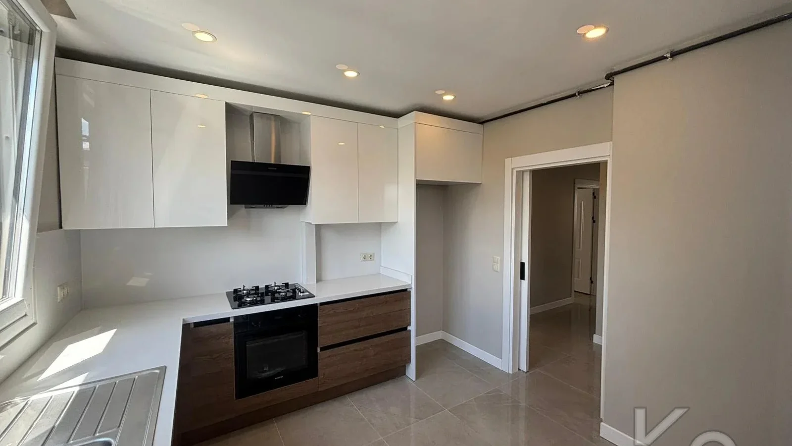 Laci̇vert Cadde Bostancı Sahi̇l Ebeveynli̇ Balkonlu 2018 Yapımı 110m²