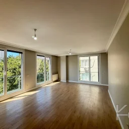 Laci̇vert Cadde Bostancı Sahi̇l Ebeveynli̇ Balkonlu 2018 Yapımı 110m²
