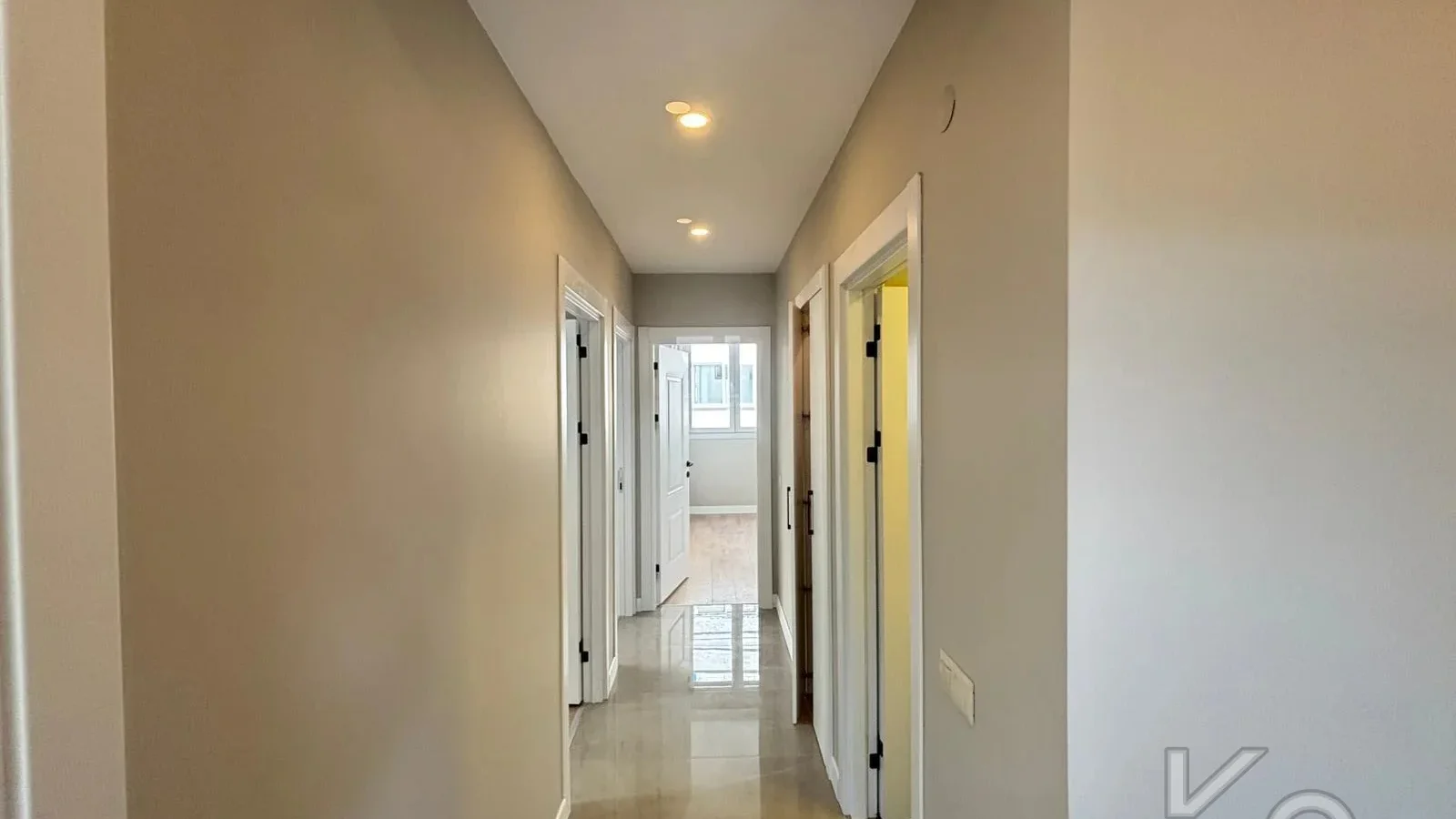 Laci̇vert Cadde Bostancı Sahi̇l Ebeveynli̇ Balkonlu 2018 Yapımı 110m²