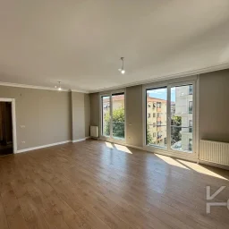 Laci̇vert Cadde Bostancı Sahi̇l Ebeveynli̇ Balkonlu 2018 Yapımı 110m²