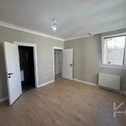 Laci̇vert Cadde Bostancı Sahi̇l Ebeveynli̇ Balkonlu 2018 Yapımı 110m²