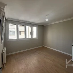 Laci̇vert Cadde Bostancı Sahi̇l Ebeveynli̇ Balkonlu 2018 Yapımı 110m²