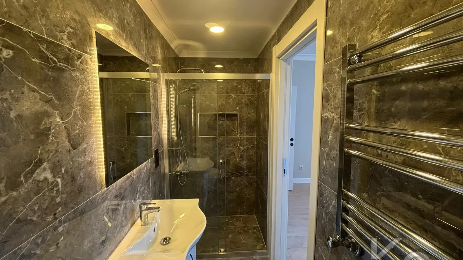 Laci̇vert Cadde Bostancı Sahi̇l Ebeveynli̇ Balkonlu 2018 Yapımı 110m²