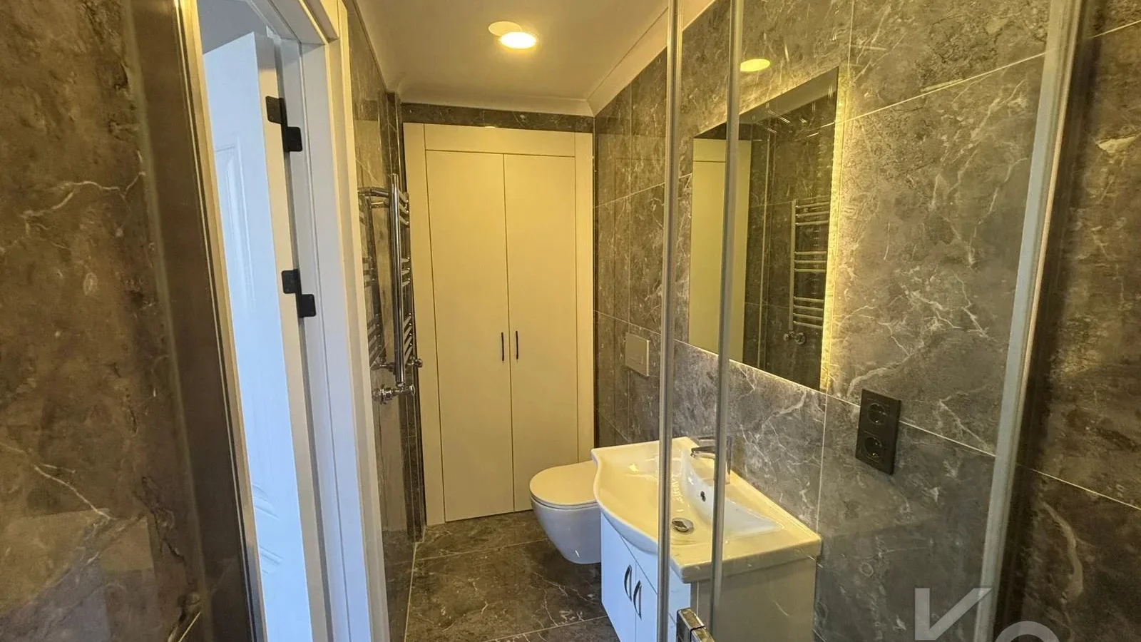 Laci̇vert Cadde Bostancı Sahi̇l Ebeveynli̇ Balkonlu 2018 Yapımı 110m²
