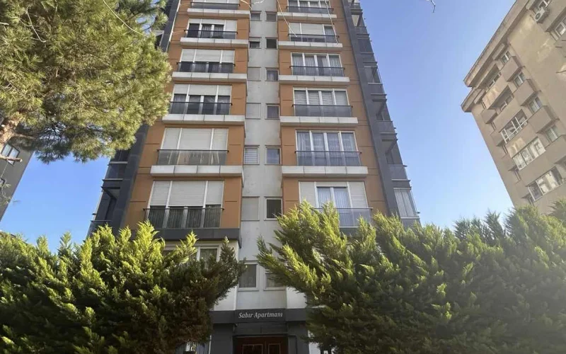 Sağlam'dan Göztepede Hastane Yakını 2+1 Kullanışlı Satılık Daire