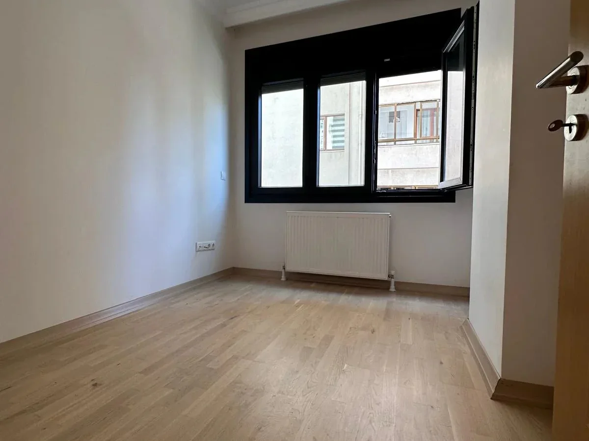 Lacivert Cadde Erenköy'de Butik Binada Kombili Ebeveyn Ban.85 M² 3+1