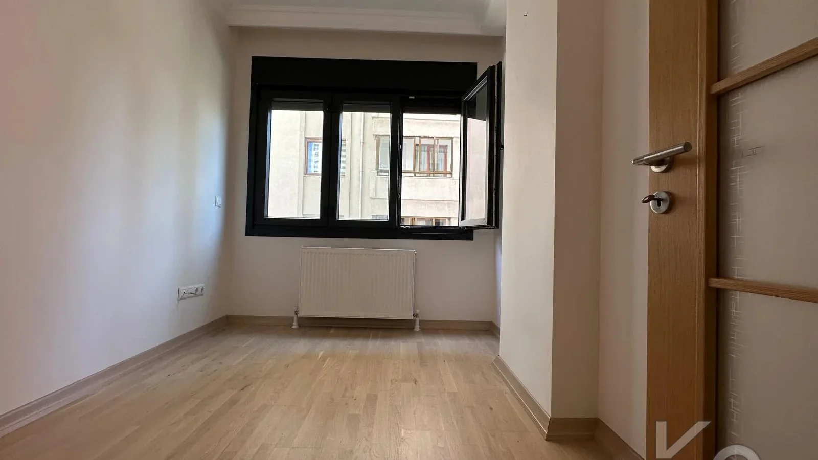 Lacivert Cadde Erenköy'de Butik Binada Kombili Ebeveyn Ban.85 M² 3+1