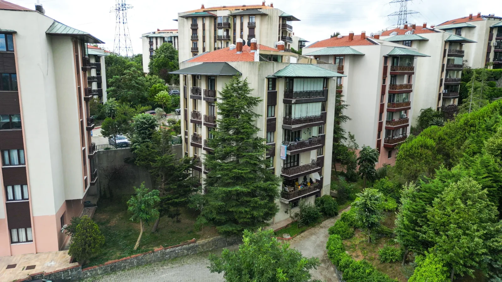 Sarıyer Zekeriyaköy'de Prestijli Sitede 4+1 Satılık Daire
