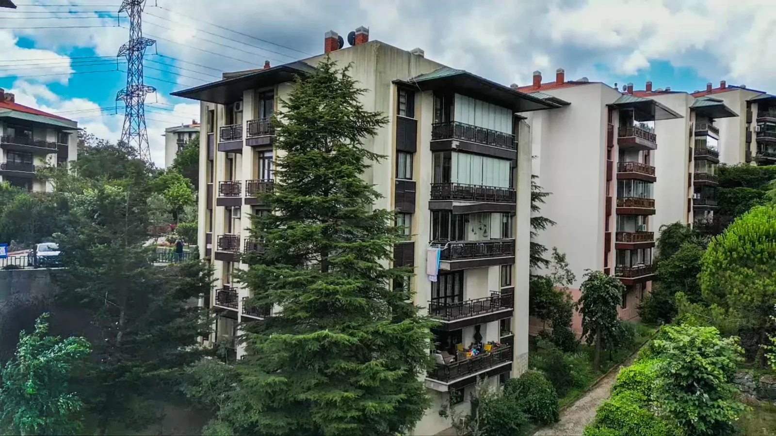 Sarıyer Zekeriyaköy'de Prestijli Sitede 4+1 Satılık Daire