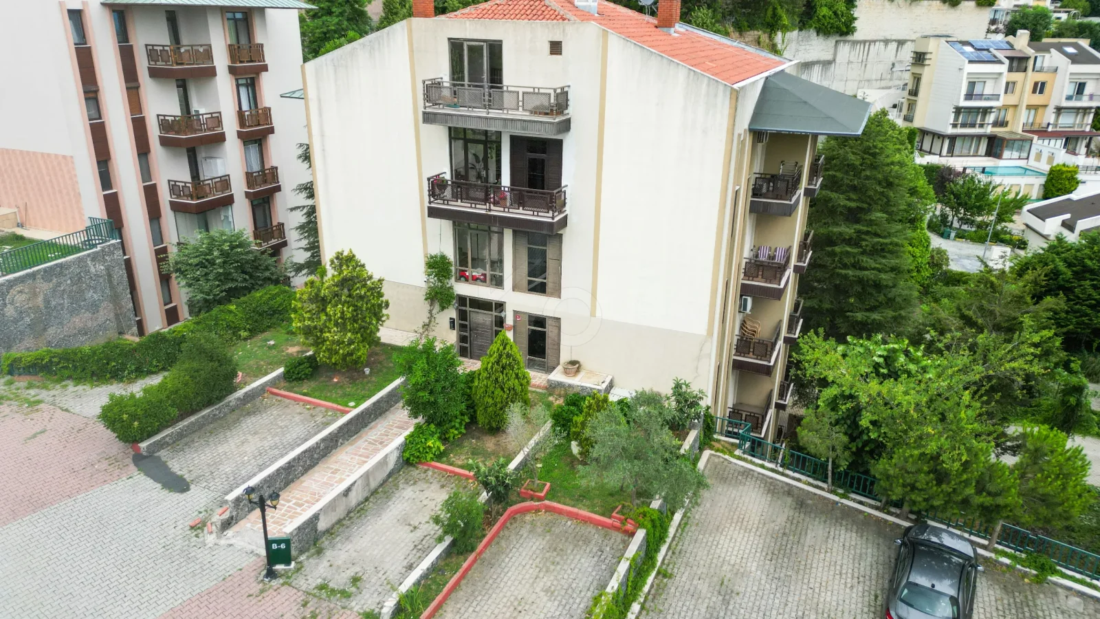 Sarıyer Zekeriyaköy'de Prestijli Sitede 4+1 Satılık Daire