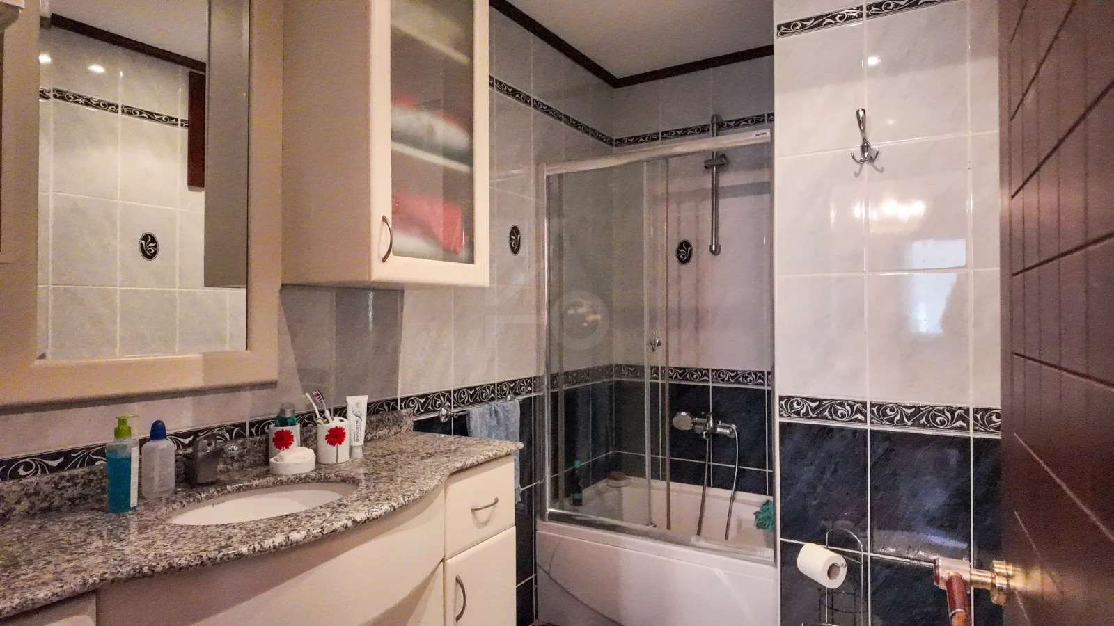 Sarıyer Zekeriyaköy'de Prestijli Sitede 4+1 Satılık Daire