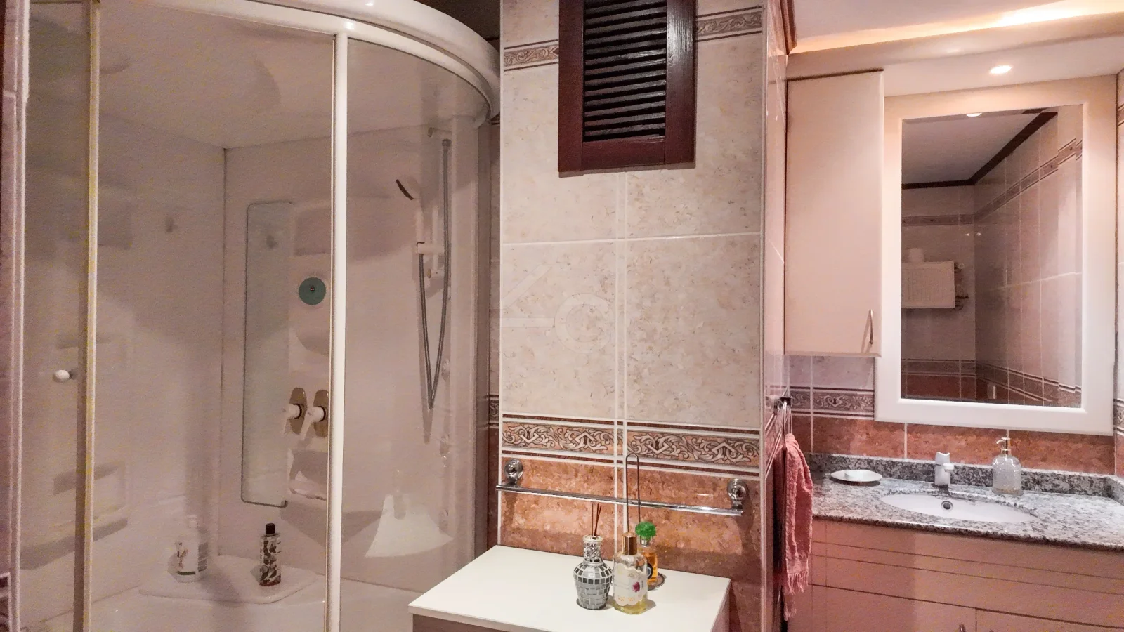 Sarıyer Zekeriyaköy'de Prestijli Sitede 4+1 Satılık Daire