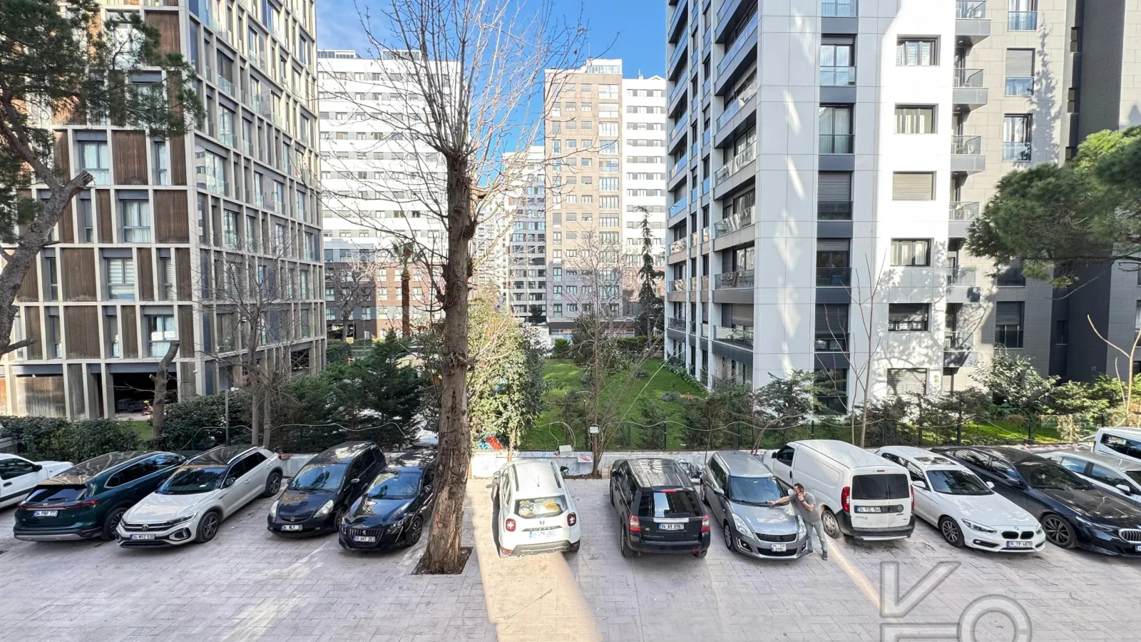 Academy Göztepe Bağdat Caddesi̇ne 10dk 80m2 Net 2 Oda 1 Salon Sifir Bi̇na