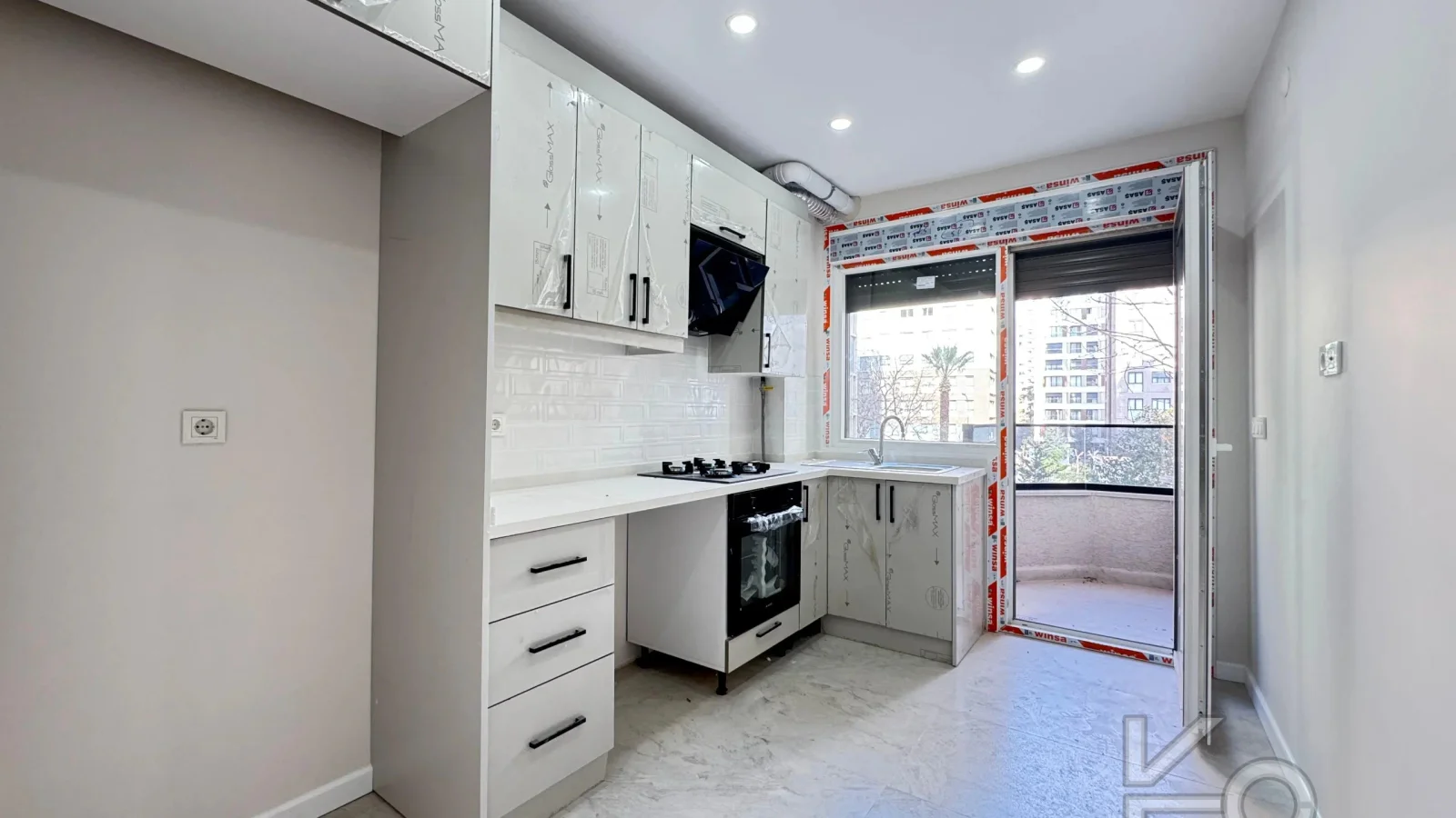 Academy Göztepe Bağdat Caddesi̇ne 10dk 80m2 Net 2 Oda 1 Salon Sifir Bi̇na
