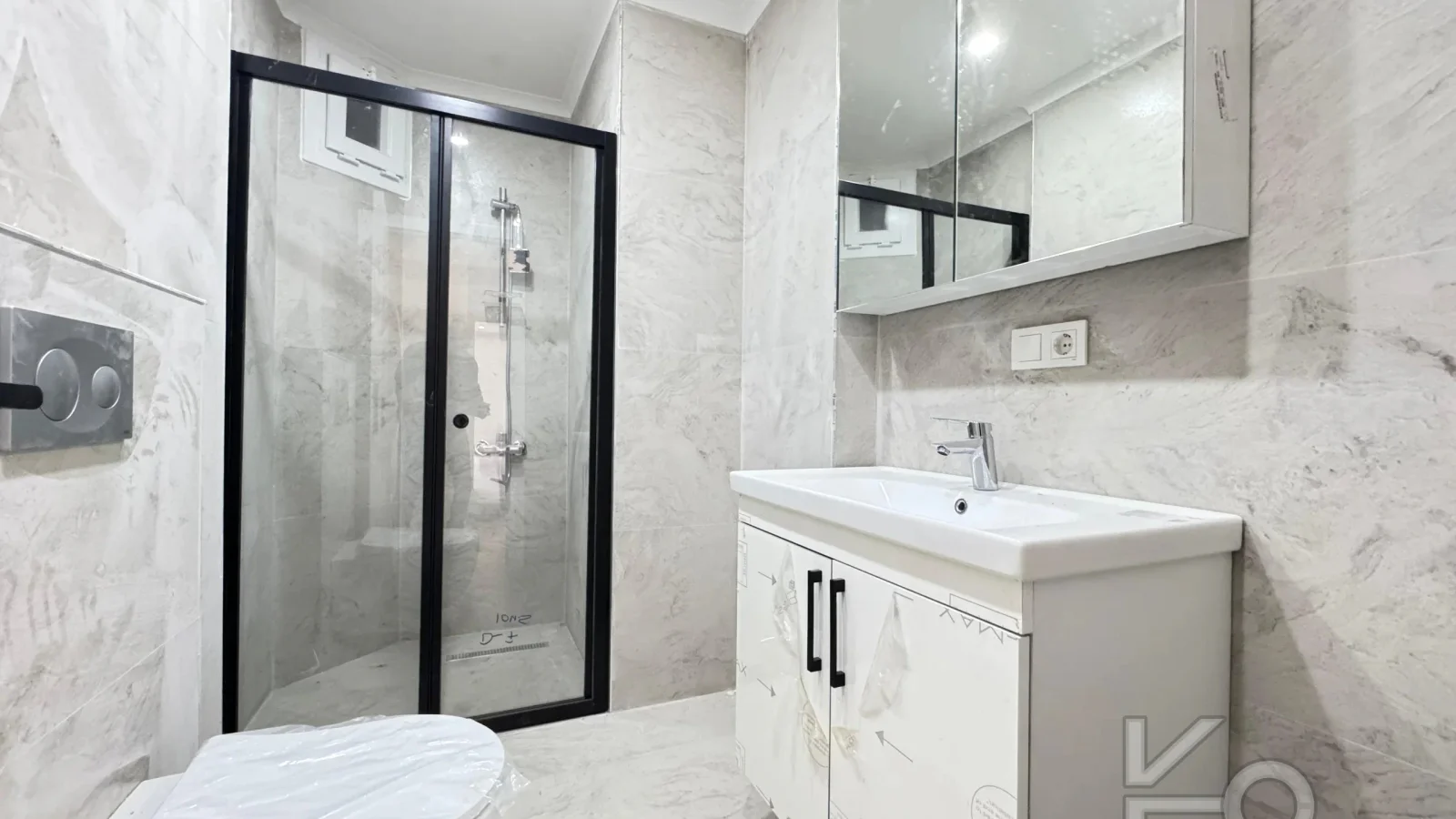 Academy Göztepe Bağdat Caddesi̇ne 10dk 80m2 Net 2 Oda 1 Salon Sifir Bi̇na