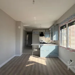 Laci̇vert Cadde Kozyataği Yatirimlik/oturumluk Firsat 52m²net 1+1