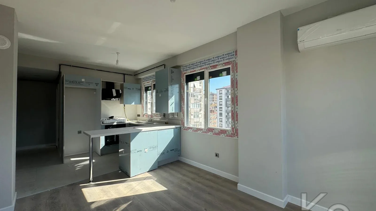 Laci̇vert Cadde Kozyataği Yatirimlik/oturumluk Firsat 52m²net 1+1