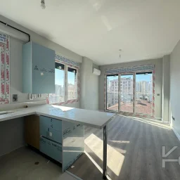 Laci̇vert Cadde Kozyataği Yatirimlik/oturumluk Firsat 52m²net 1+1