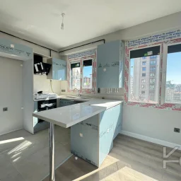 Laci̇vert Cadde Kozyataği Yatirimlik/oturumluk Firsat 52m²net 1+1