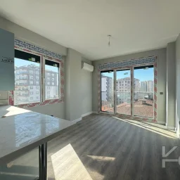 Laci̇vert Cadde Kozyataği Yatirimlik/oturumluk Firsat 52m²net 1+1