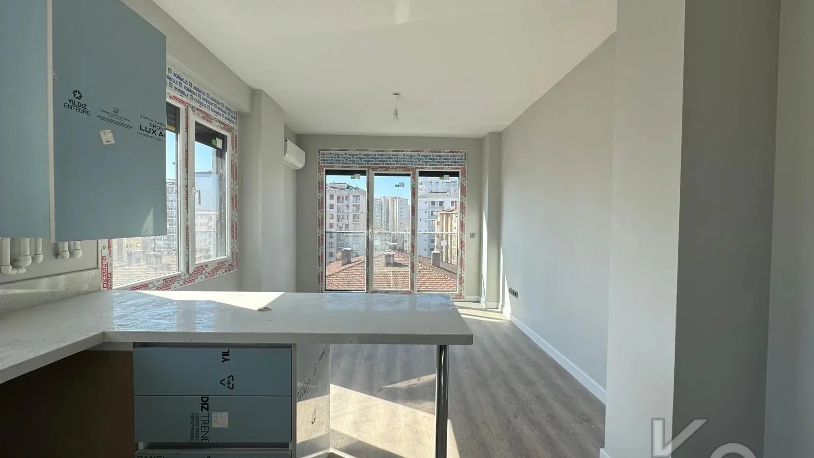 Laci̇vert Cadde Kozyataği Yatirimlik/oturumluk Firsat 52m²net 1+1