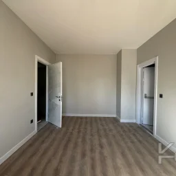 Laci̇vert Cadde Kozyataği Yatirimlik/oturumluk Firsat 52m²net 1+1